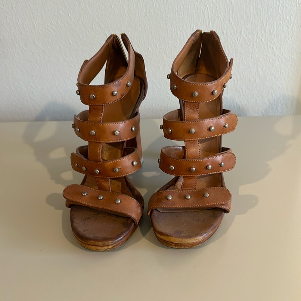 Gucci brown heeled sandals size 36, condition is worn